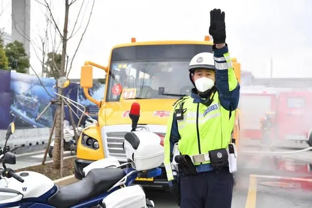 滿載學(xué)生的校車車廂內(nèi)突然冒出濃煙，怎么辦？