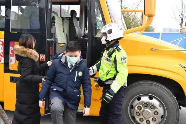 滿載學(xué)生的校車車廂內(nèi)突然冒出濃煙，怎么辦？