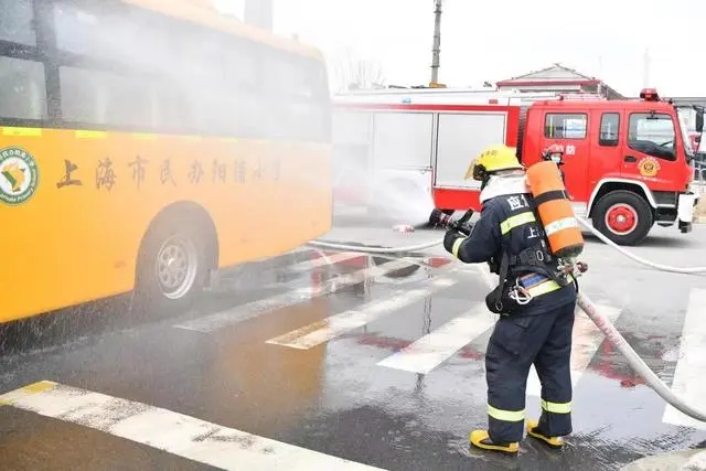 滿載學(xué)生的校車車廂內(nèi)突然冒出濃煙，怎么辦？