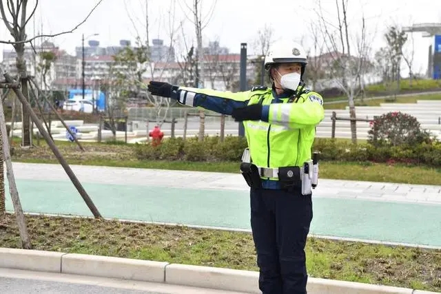滿載學(xué)生的校車車廂內(nèi)突然冒出濃煙，怎么辦？