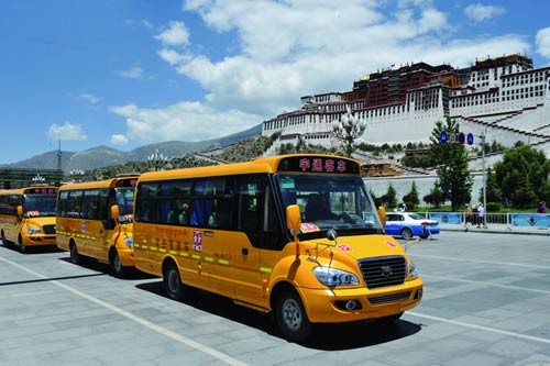 首批宇通專用校車開(kāi)上雪域高原