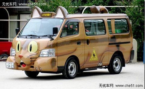 除了司機，日本的校車上多半還會有一位全程陪同的指導老師，有時候是學校里的生活老師，有時候是自愿做義工的家長。