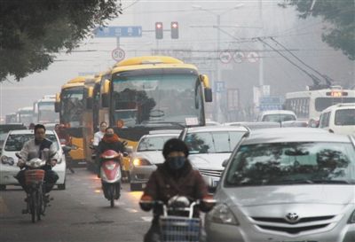 2011年11月17日7時20分，山東濟南，山東師范大學附屬小學的校車與小客車混行。陳寧