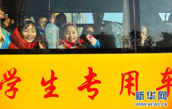 長(zhǎng)鼻子校車開(kāi)進(jìn)農(nóng)村 農(nóng)村娃坐上安全校(圖)