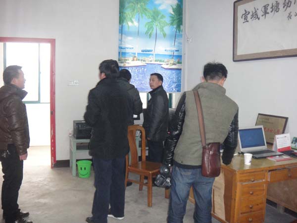 宣州區(qū)第一輛規(guī)范校車(chē)駛進(jìn)軍塘幼兒園