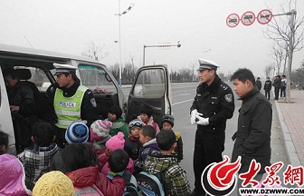 濟(jì)南：無證開超載“校車” 被罰4000元拘留15天