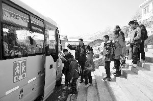 蔣婉求：校車行駛該有特權(quán)   司機可享受教師待遇(圖)