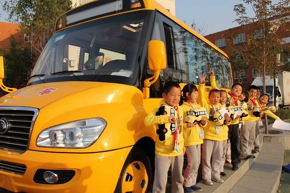 《校車安全管理條例草案》通過 校車可優先通行