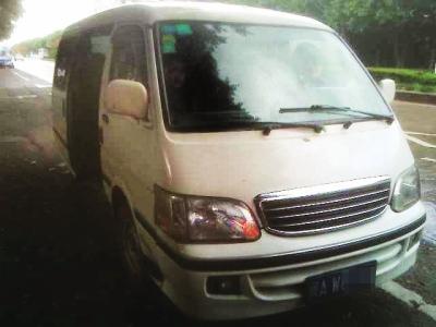 “黑校車(chē)”被查 司機(jī)稱(chēng)車(chē)上8人都是他的孩子