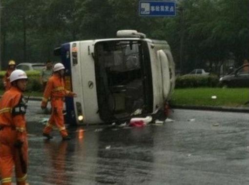 網(wǎng)友現(xiàn)場(chǎng)播報(bào)：成都幼兒園客車側(cè)翻（圖）