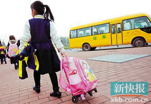 人販子假扮校車司機  開進小區(qū)接孩子