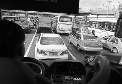 與校車搶道多發(fā)生 校車優(yōu)先如何保障？