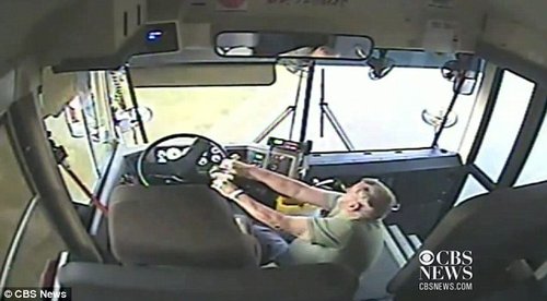 美司機未系安全帶拐彎被甩出車座(圖)