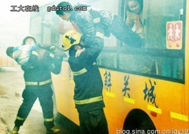 河南校車(chē)起火致多人死傷   事故原因未明