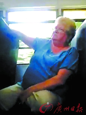 美國68歲校車導護員受學生惡語欺凌激民憤(圖)