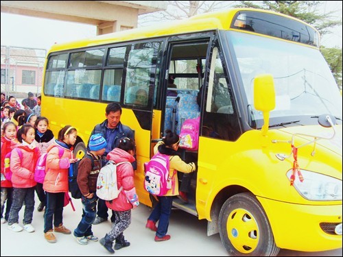 農民自買校車，好道德與領導無關（圖）