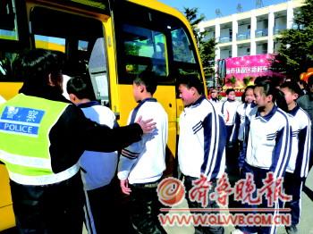 農(nóng)村中小學校車實現(xiàn)全覆蓋