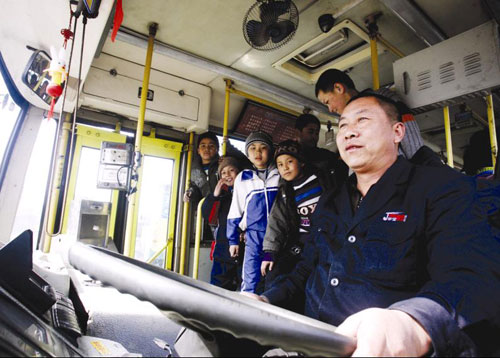 “愛心校車”司機(jī)谷祥峰
