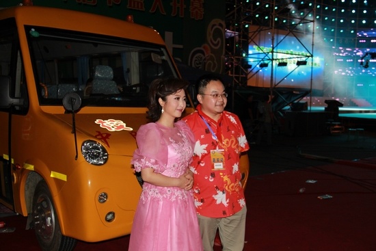 群星獻(xiàn)歌“校車公益行動(dòng)” 劉媛媛唱響關(guān)愛(ài)心聲（圖）