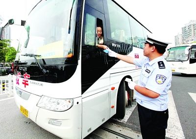 新買(mǎi)校車(chē)將發(fā)專(zhuān)門(mén)校車(chē)標(biāo)牌