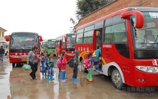 扶風(fēng)縣加強(qiáng)管理確保校車運(yùn)行平安(圖)