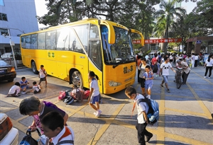 一小學被指本校老師和公務員子女才能坐校車