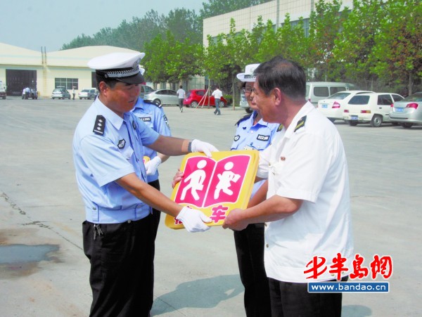 校車授牌儀式現(xiàn)場。