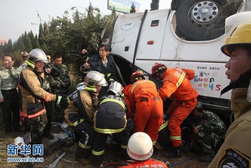 10月7日，消防官兵在車禍現(xiàn)場組織救援。圖片來源：新華網(wǎng)