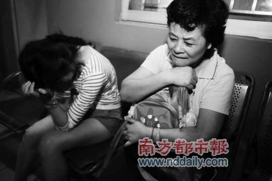 <p>    昨日，女童家屬在醫(yī)院悲痛萬分。南都記者霍健斌 攝<br /></p>