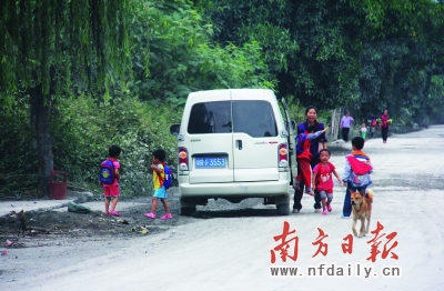 偏遠(yuǎn)鄉(xiāng)鎮(zhèn)幼兒園校車普遍超載 小孩擠一點比較安全?