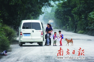 偏遠(yuǎn)鄉(xiāng)鎮(zhèn)幼兒園校車普遍超載 小孩擠一點比較安全?