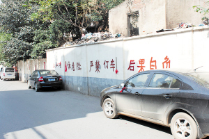 茶園坡路私車亂停 擁堵急壞校車司機(jī)