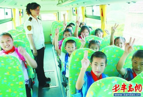 校車開進(jìn)村擠跑“黑車”