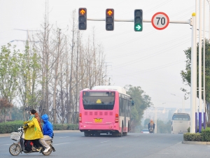 記者在現(xiàn)場拍下的闖紅燈校車。