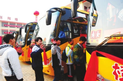 蘭州:七里河區(qū)17輛新校車運(yùn)行