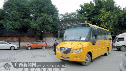 廣西首個校車標牌產(chǎn)生 記載行駛路線方便監(jiān)管(圖)