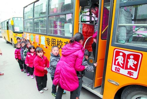 鄭州公布校車(chē)管理辦法 中小學(xué)生有望免費(fèi)乘公交