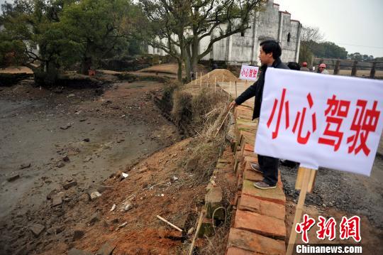 江西鷹潭警方否認(rèn)校車事故中“民警只拍照不救人”