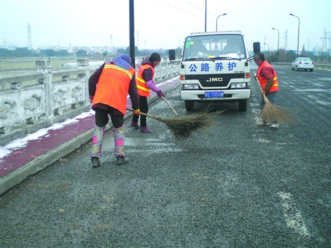 校車(chē)大半停運(yùn) 數(shù)千家長(zhǎng)措手不及