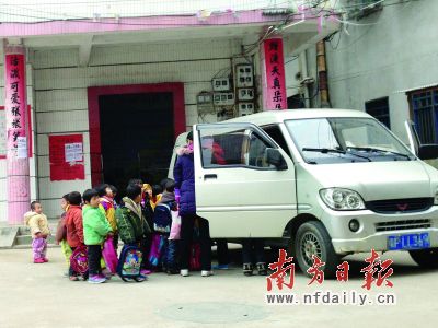 超載校車(chē)背后的現(xiàn)實(shí)困境 