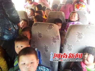 南陽農村部分幼兒園“黑校車”嚴重超載（圖）