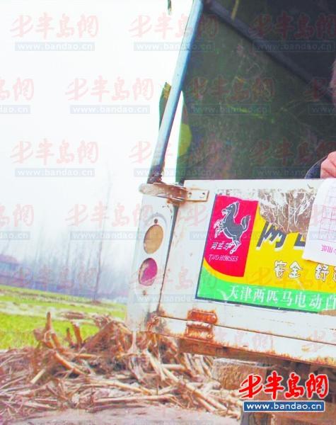 2011年底一名孩子在三輪車上趕作業(yè)。一年半過去了，這樣的場景仍隨處可見。