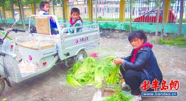 2011年底一名孩子在三輪車上趕作業(yè)。一年半過去了，這樣的場景仍隨處可見。