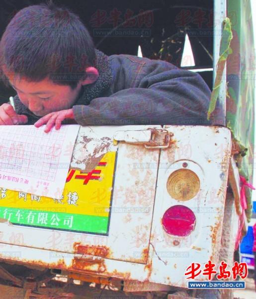 2011年底一名孩子在三輪車上趕作業(yè)。一年半過去了，這樣的場景仍隨處可見。