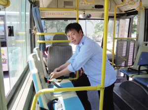 公交司機為校車裝安全帶 自費獎勵安全模范生