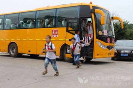 陜西閻良區(qū)校車安全應(yīng)急疏散演練 提高師生安全意識