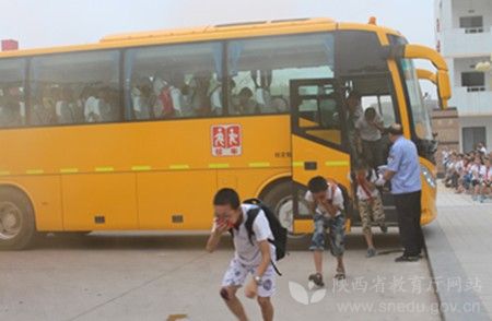 陜西閻良區(qū)校車安全應(yīng)急疏散演練 提高師生安全意識