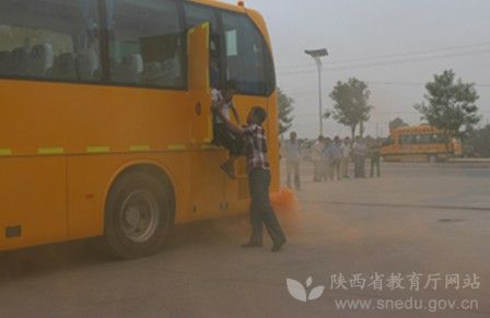 陜西閻良區(qū)校車安全應(yīng)急疏散演練 提高師生安全意識