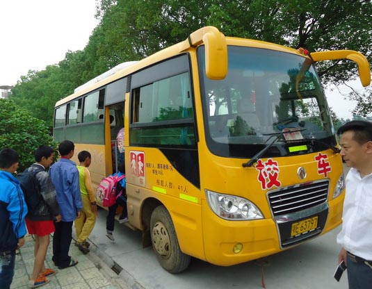 湖北當(dāng)陽(yáng)市半月鎮(zhèn)代表、委員跟車(chē)體驗(yàn)校車(chē)