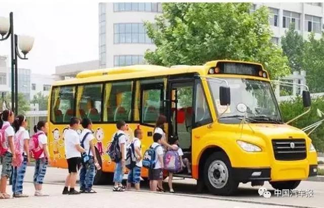 誰(shuí)攔了校車(chē)的路？